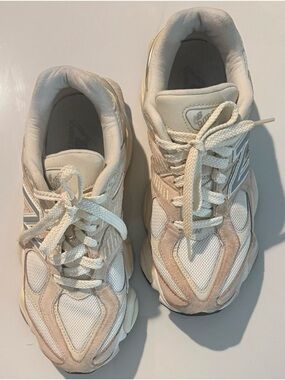 New Balance
Women's Cream &
lont Pink Mesr
Suede Sneakers